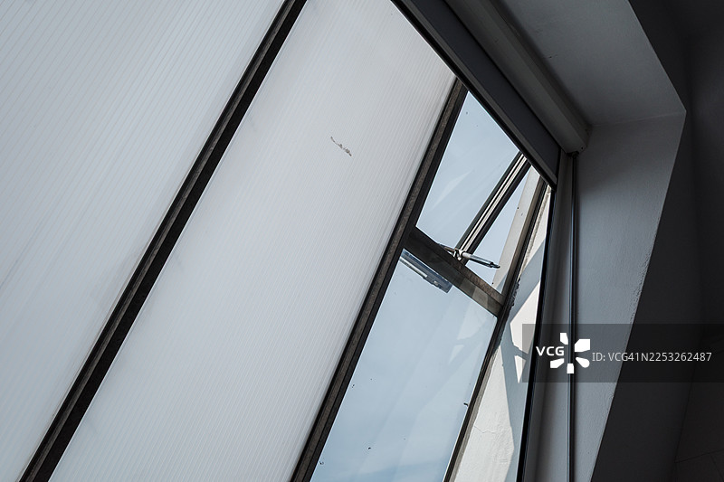 磨砂和透明玻璃面板的开放式天窗图片素材