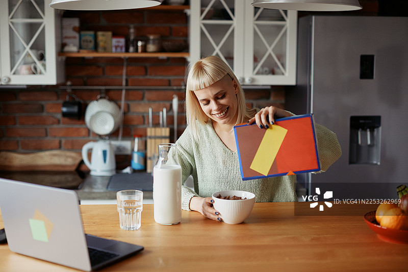 年轻时尚女性在家中享用早餐麦片和新鲜水果的早晨日常图片素材