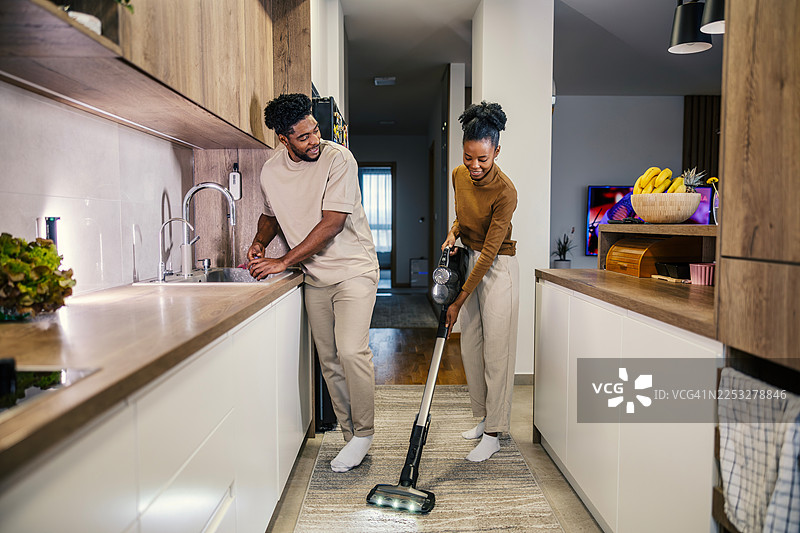 非裔美国夫妇在厨房做家务图片素材