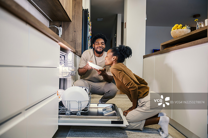 非裔美国夫妇在厨房一起洗碗图片素材