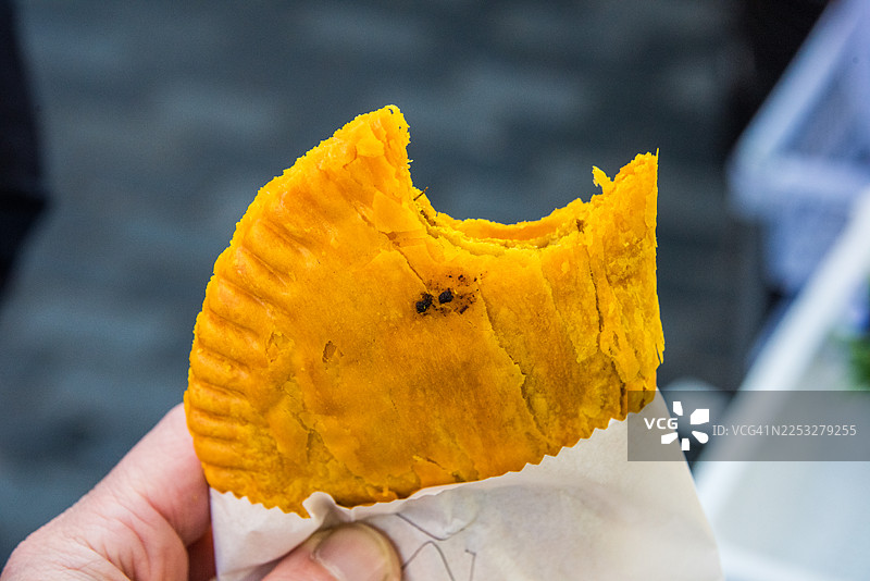 咬了一口的牙买加牛肉馅饼特写图片素材