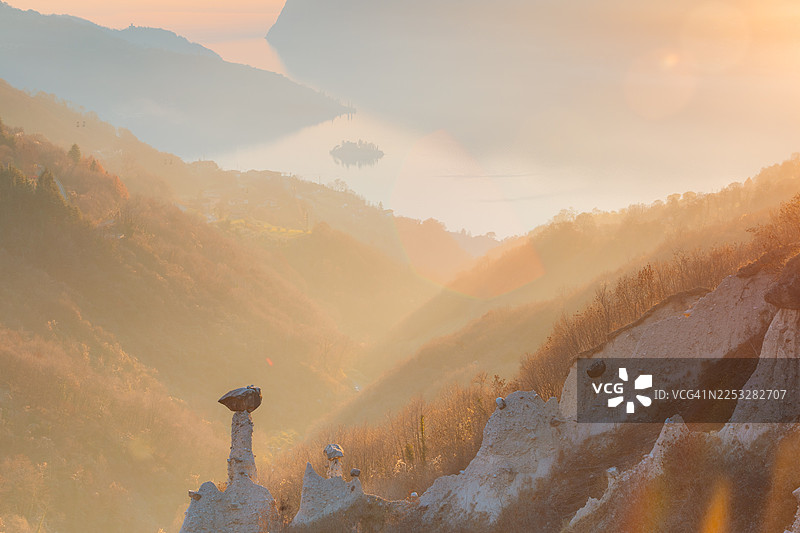 地球金字塔的区域俯瞰着雾气缭绕的伊塞奥湖和洛雷托岛图片素材