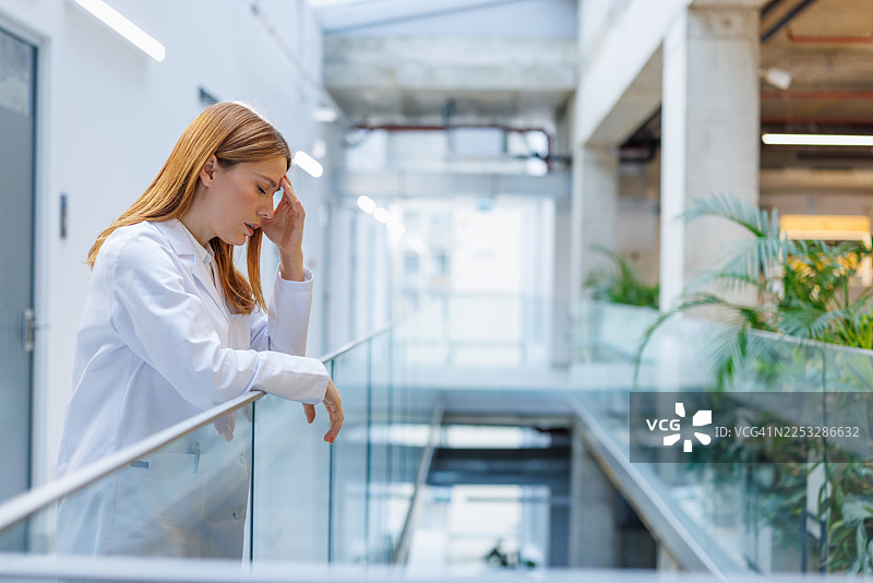 一名女医生在医院感到压力并头痛图片素材