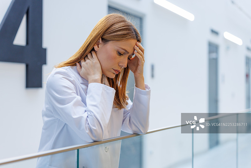压力过大的女医生，头痛颈部疼痛图片素材