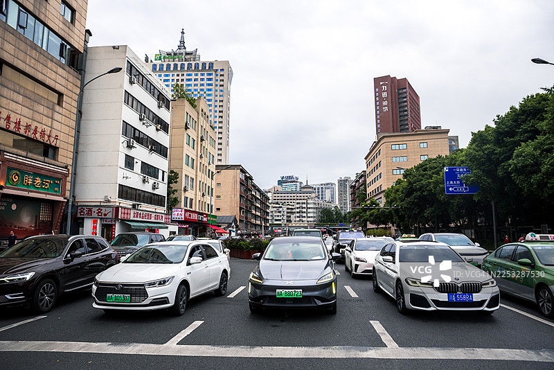 成都城市人行横道前停下的汽车图片素材