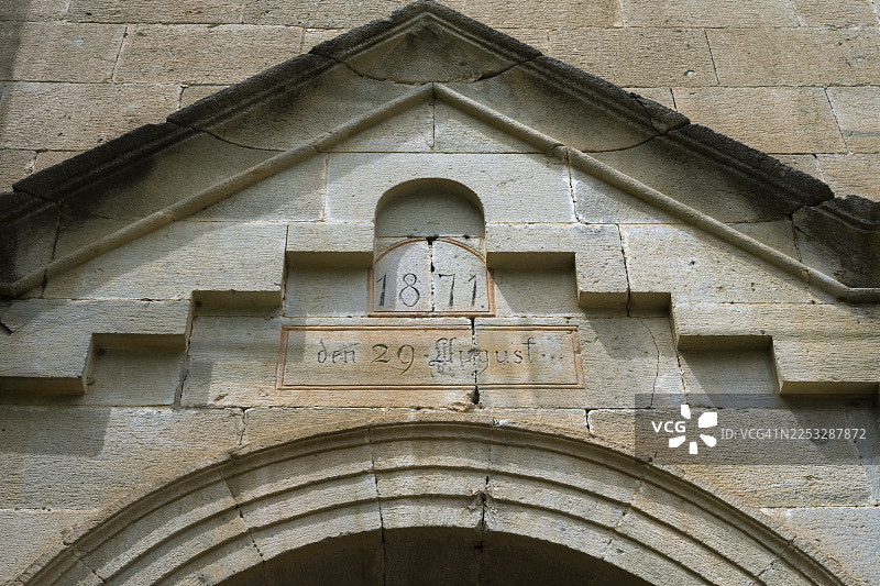 1871年历史石砌建筑，带有铭文和山墙，位于格鲁吉亚下卡尔特利地区伊丽莎白谷Assureti村，由高加索德国人建立的德国信义宗教会救赎教堂图片素材