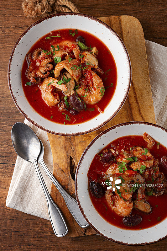 番茄酱海鲜配橄榄，俯视角度图片素材