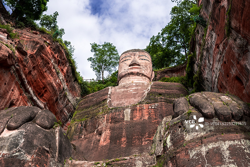 从下方拍摄的宏伟的乐山大佛图片素材