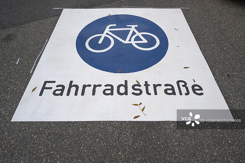 自行车道，路面上的标志，菲尔特。中法兰克尼亚，巴伐利亚，德国图片素材