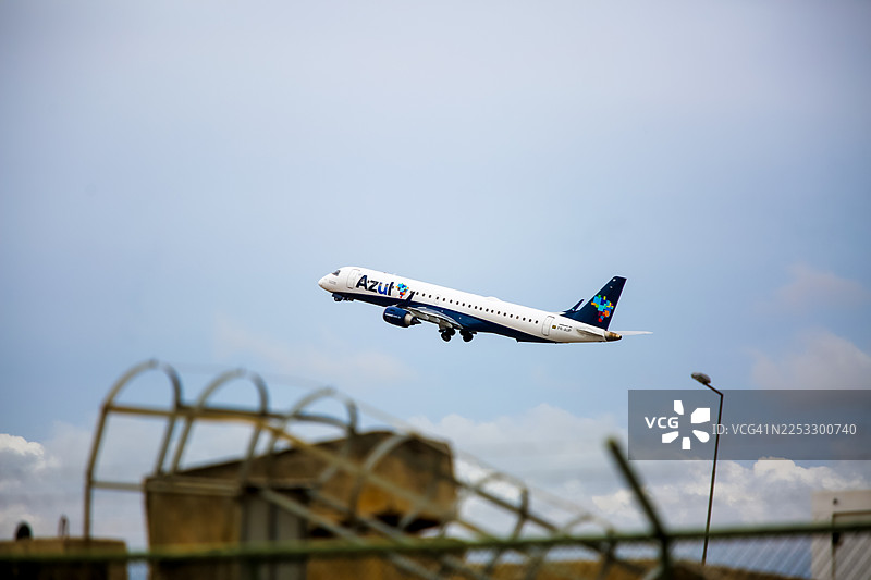 在国际机场起飞和降落。图片素材