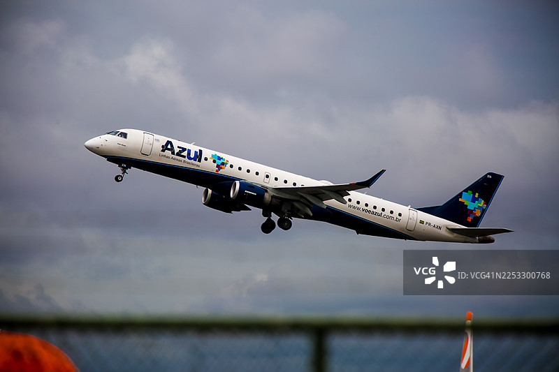 在国际机场起降图片素材