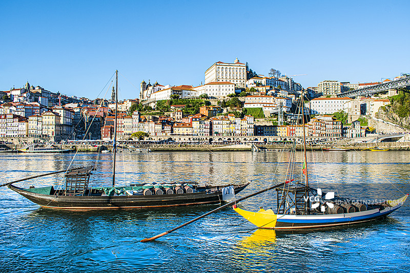 葡萄牙波尔图。海岸、杜罗河、拉贝洛船和其他船只的全景。图片素材