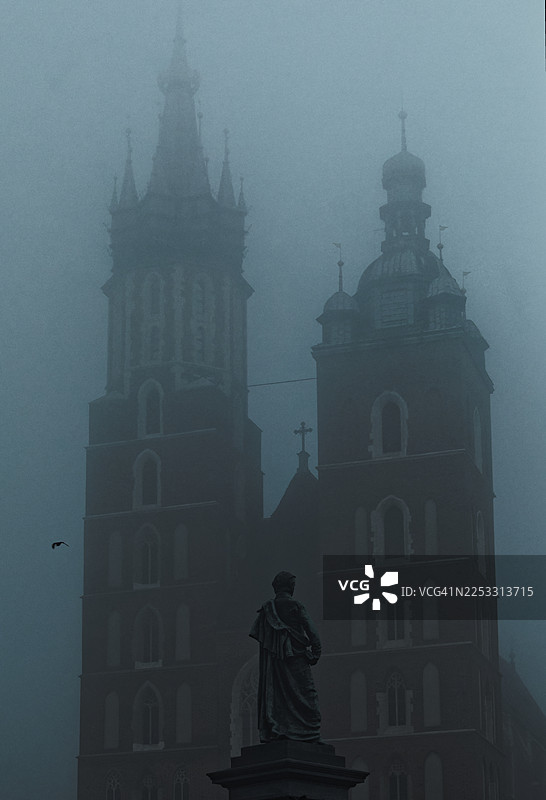 玛丽亚茨基教堂和亚当·密茨凯维奇雕像图片素材