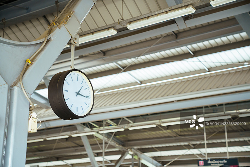 火车站内的模拟时钟，象征着时间和通勤图片素材