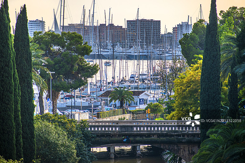西班牙马略卡岛。帕尔马港、海滨长廊及建筑的远景。图片素材