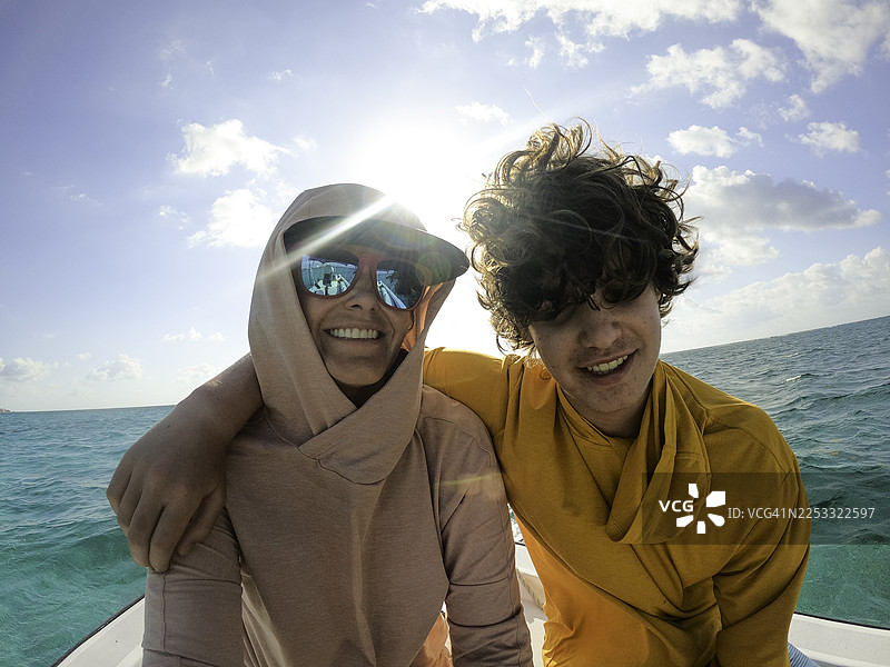 一家人在伯利兹度假，浮潜，有青少年和幼儿。图片素材