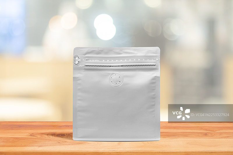 木桌上的白色拉链袋模型图片素材