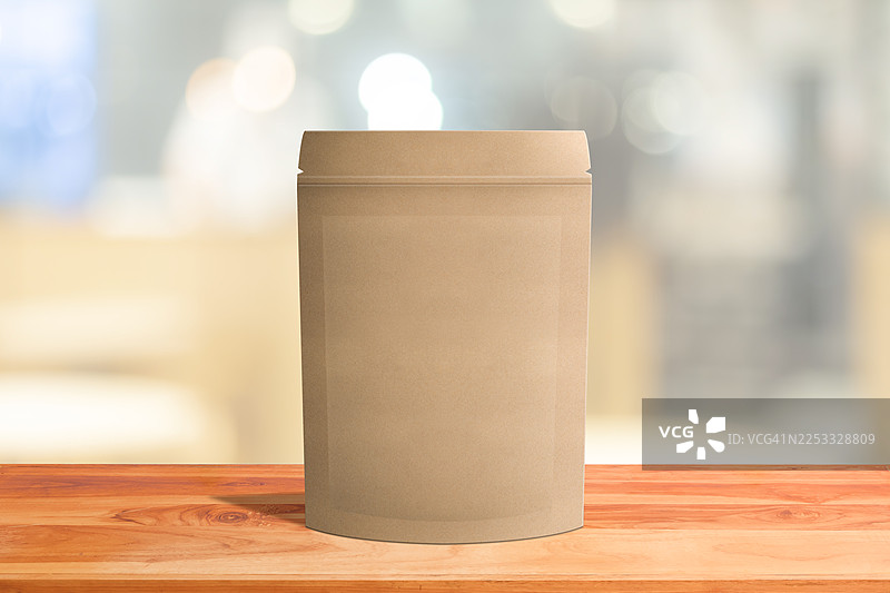 棕色牛皮纸袋样机放在木桌上图片素材