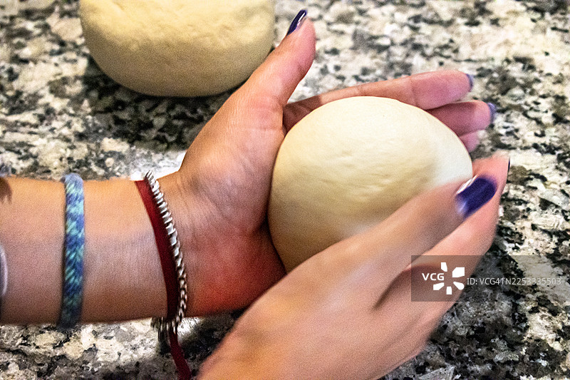 披萨面团。家庭烹饪。女人揉面。图片素材