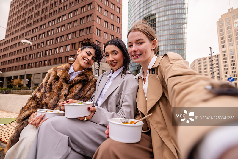 在柏林波茨坦广场和朋友们在阳光明媚的一天一起享用美食图片素材