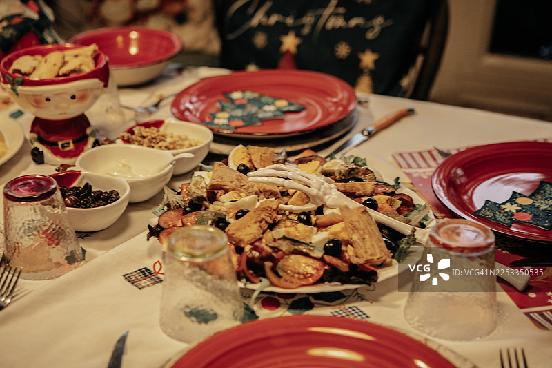 节日餐桌上摆放着精美的圣诞装饰，充满了节日气氛图片素材