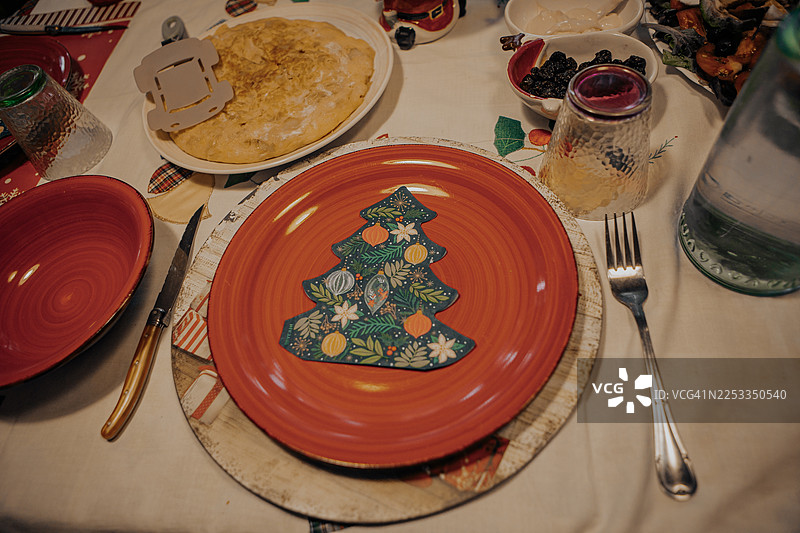 节日圣诞餐桌，装饰精美，充满节日气氛图片素材