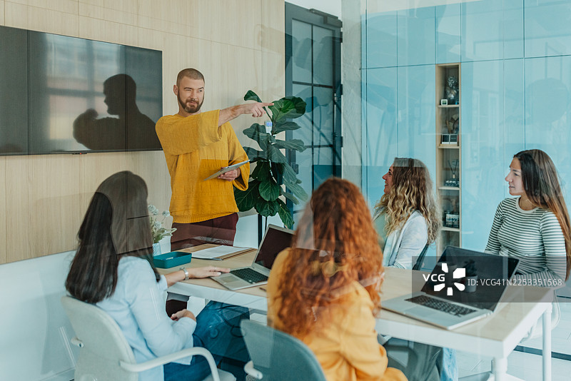 一群专业人士在办公室开会，利用科技分享想法，进行协作。图片素材