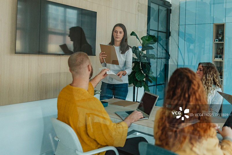 工作时间，团队在办公室开会讨论项目细节图片素材
