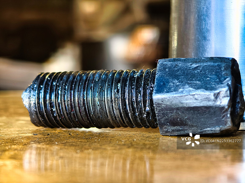 工作台表面钢六角螺栓特写图片素材