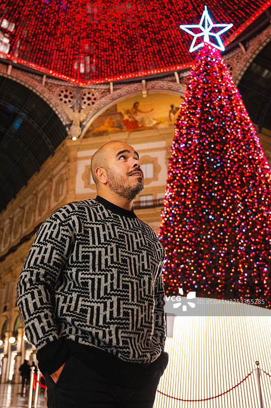 加莱里亚·维托里奥·埃马努埃莱二世前的人与圣诞树图片素材