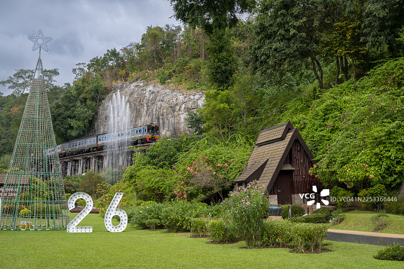 泰国北碧府著名景点猜约度假村，一列火车正驶向历史悠久的死亡铁路车站。2025年12月5日。猜约度假村位于北碧府猜约县。图片素材