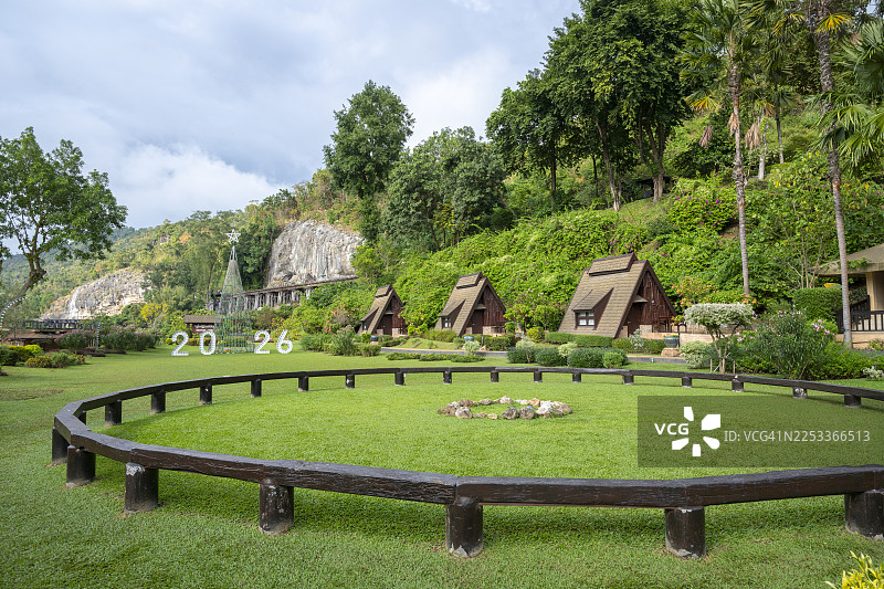 赛约克度假村是泰国北碧府著名的旅游景点，特色是火车正驶向历史悠久的死亡铁路车站。图片素材