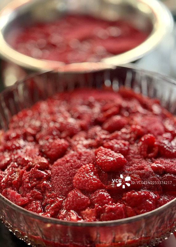 第二部分 - 将覆盆子果冻倒在海绵手指饼干和覆盆子上，直至果冻浸透海绵手指饼干并凝固，准备制作覆盆子酥芙。图片素材