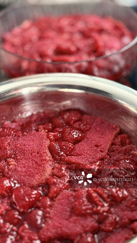 第二部分 - 制作覆盆子松糕，将覆盆子果冻淋在海绵手指饼干和覆盆子上，直到果冻被海绵手指饼干吸收并凝固。图片素材