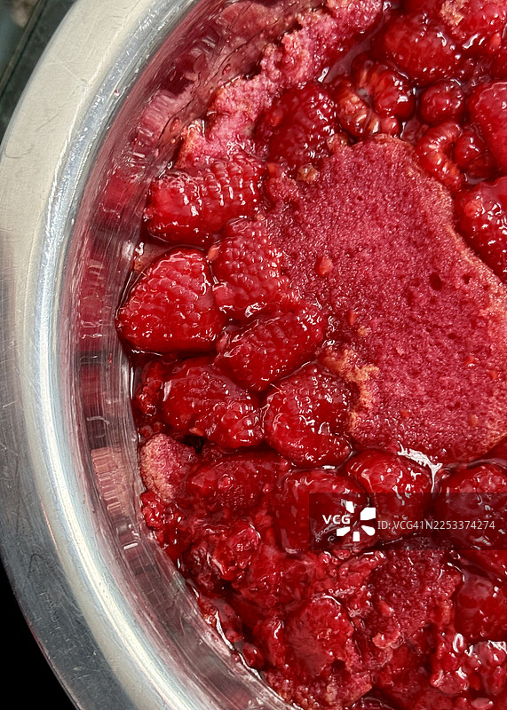 第二部分——将覆盆子果冻倒在海绵手指饼干和覆盆子蛋糕上，直到果冻浸透海绵手指饼干并凝固。图片素材