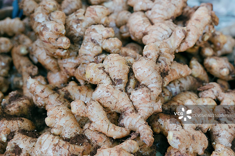 堆叠在一起的姜块图片素材