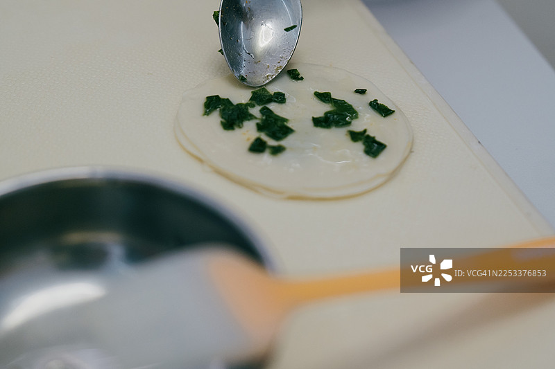 制作葱油饼，一道传统的中国美味图片素材