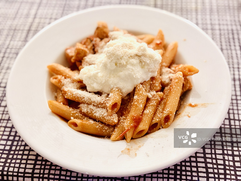 布拉塔奶酪帕玛森芝士碎意面图片素材