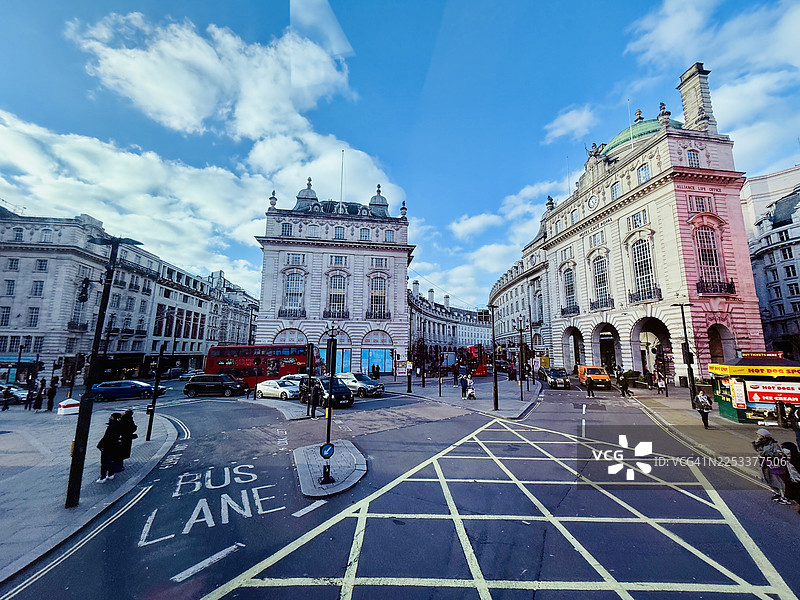 皮卡迪利广场远眺沙夫茨伯里大道图片素材