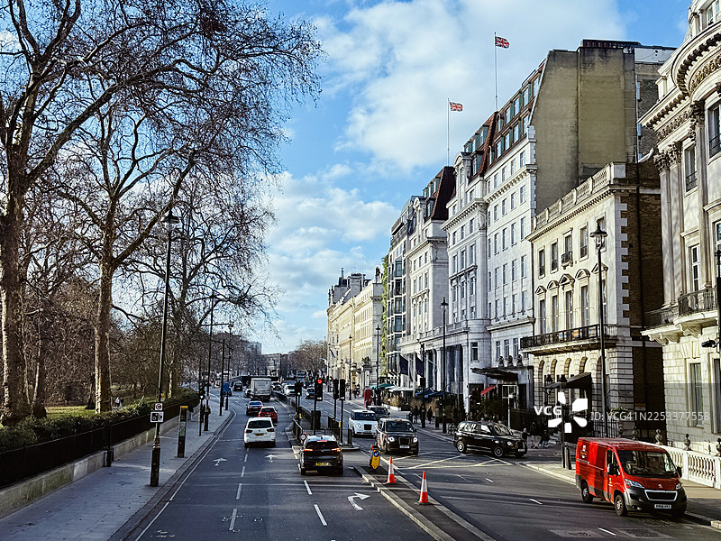 伦敦皮卡迪利向东眺望丽兹酒店的景色图片素材