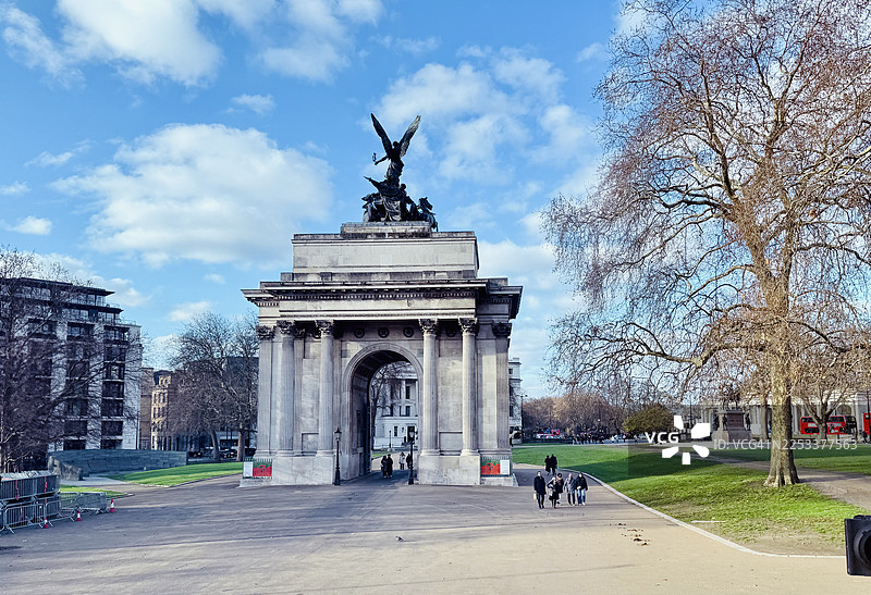 海德公园角处的惠灵顿拱门和四马战车雕像图片素材