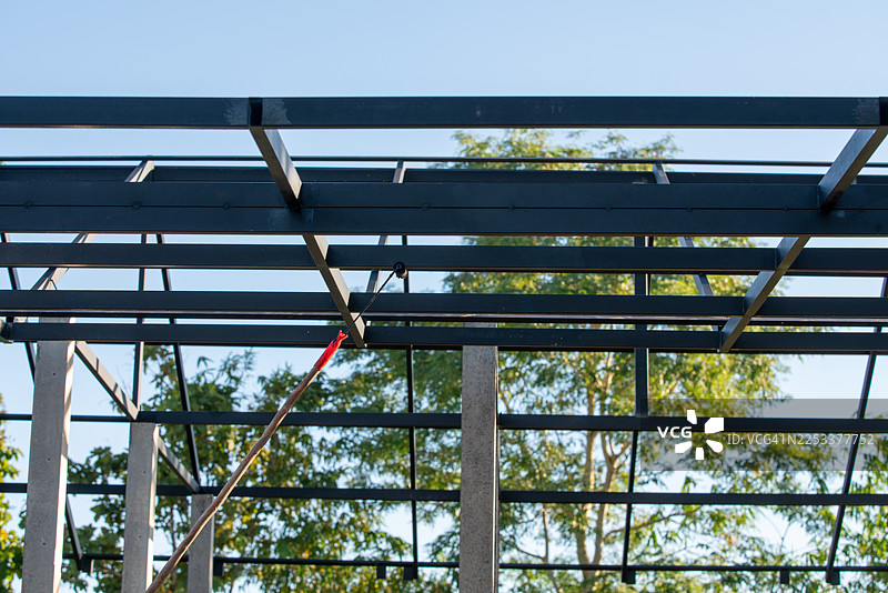 钢结构施工过程，城市工地建设项目，晴朗天空下的航拍，工业发展图片素材