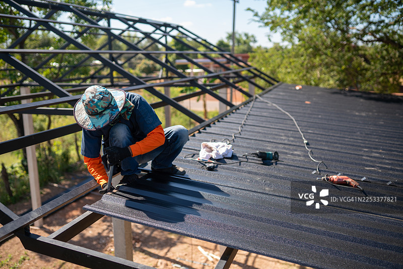 屋顶安装过程，住宅区施工，户外环境，特写镜头，家居装修概念图片素材