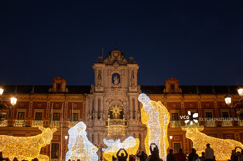圣诞节期间，塞维利亚圣特尔莫宫前亮灯的耶稣诞生场景图片素材