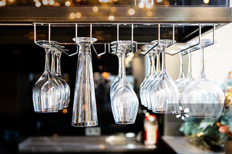 酒吧里悬挂的各种酒杯特写图片素材