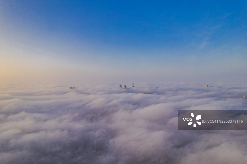 海口高楼早晨航拍， advection fog图片素材