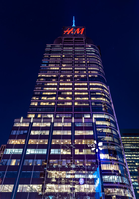 蓝色时刻仰视视角下的时代广场四号楼图片素材