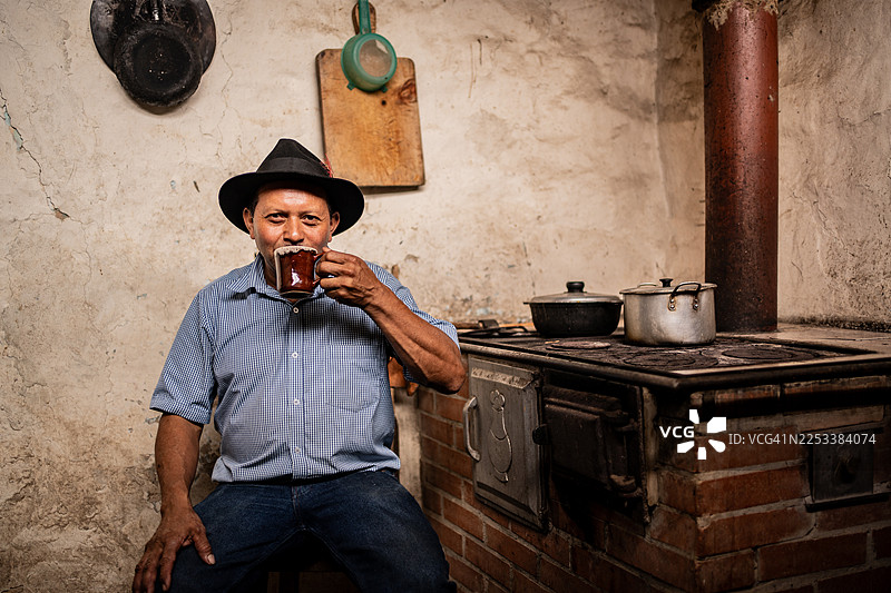一位年长男子在家中喝咖啡的肖像图片素材