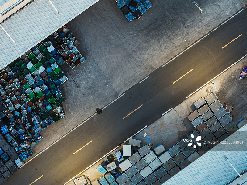 无人机俯视黄昏时分的物流配送中心图片素材