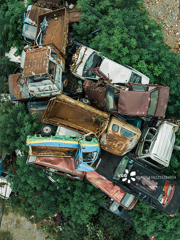 无人机俯视视角下的废弃汽车图片素材